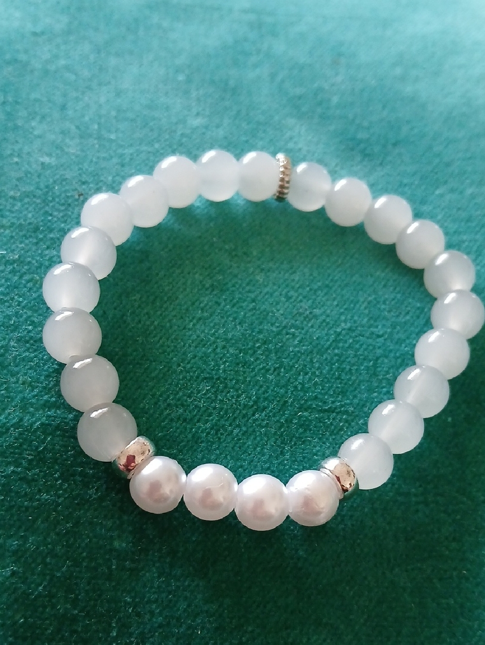 Light Gray Beaded Stretch Bracelet with Pearl Accent